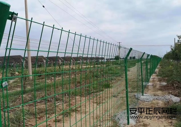 http://m.jiledao111.cn光伏電廠圍欄