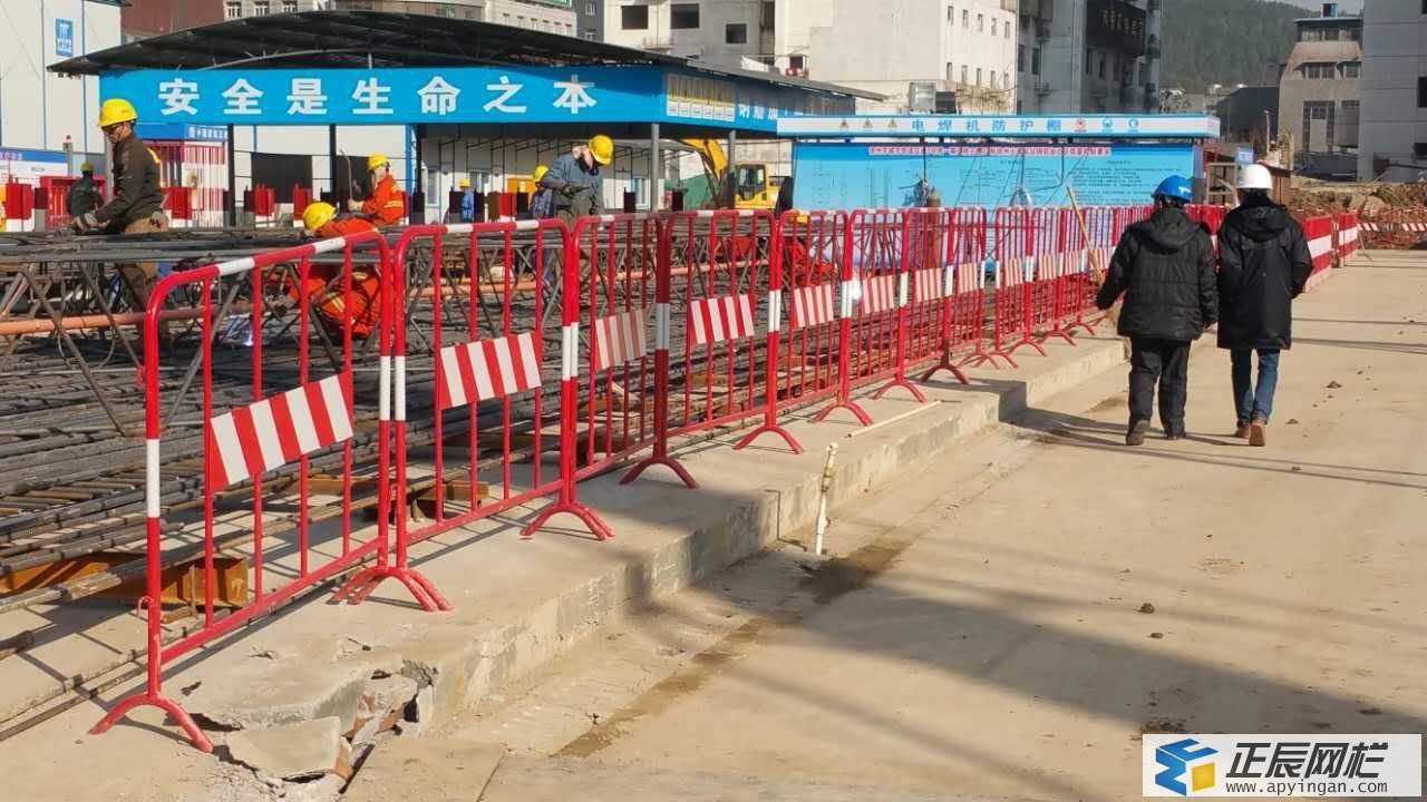 鐵馬護欄圖片